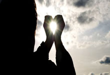 问鼎娱乐官网：[德甲]米切尔横敲助攻 赫迪拉门前铲射破门.